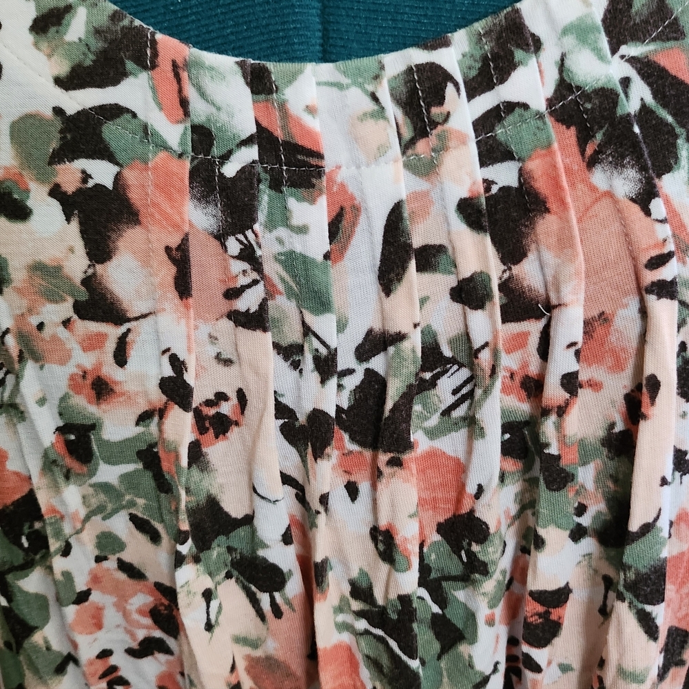 croft & barrow Floral Scoop-Neck Short Sleeve Top in Pink and Green - Picture 3 of 7